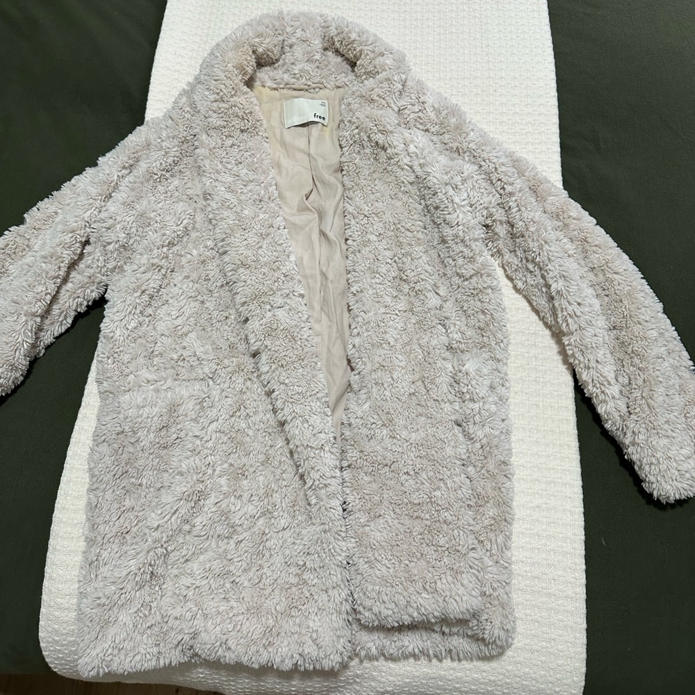 Aritzia Women’s White Fluffy Coat